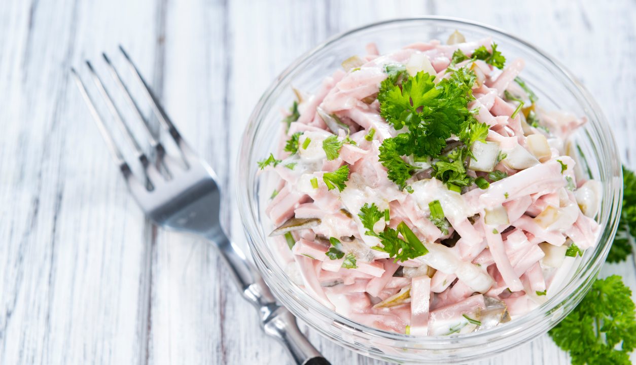 Selbstgemachter Fleischsalat – klassisches Rezept mit Gurken und frischen Kräutern