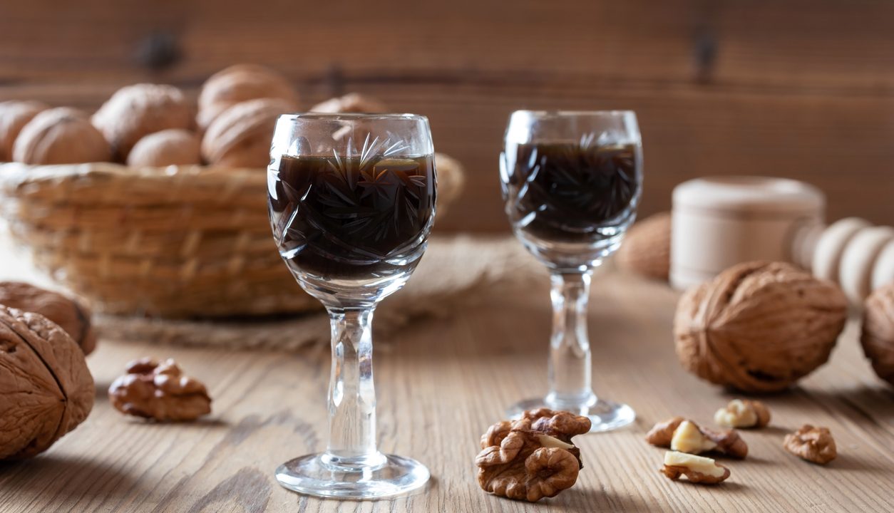 Hausgemachter Walnusslikör: Würzig, nussig und ein echtes Geschenk aus der Küche
