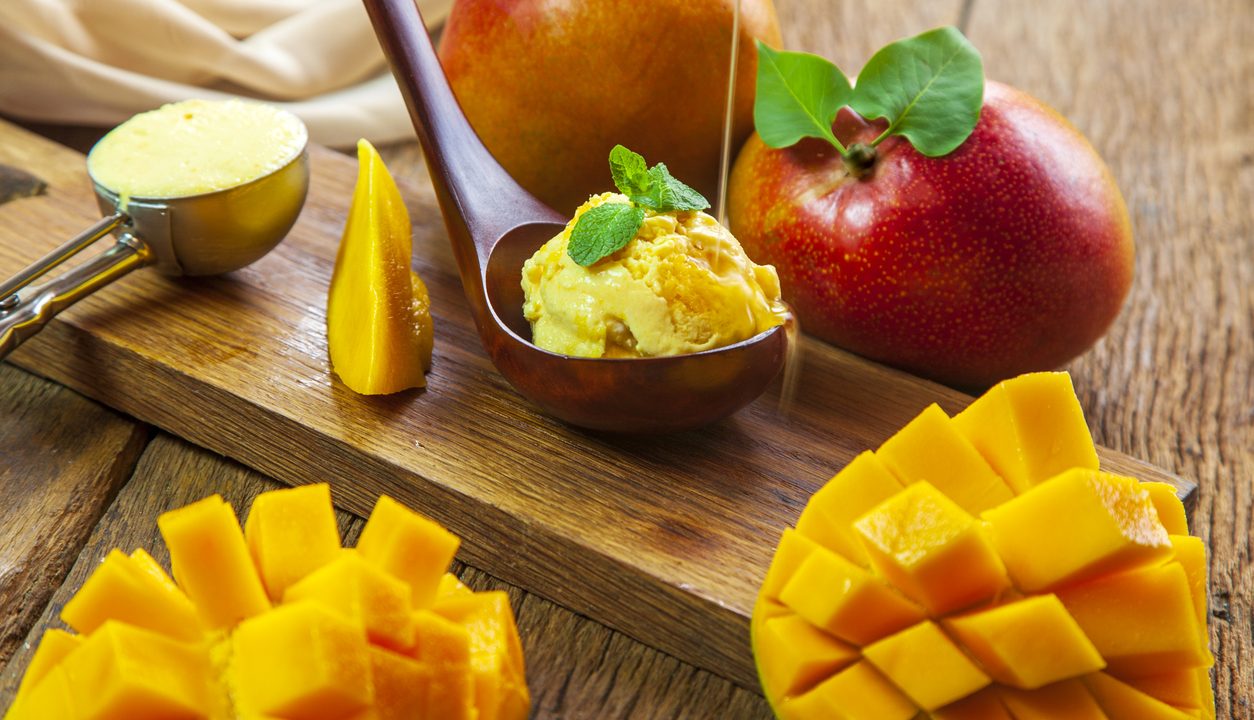 Mangoeis: Fruchtig-süßer Genuss aus reifen Mangos