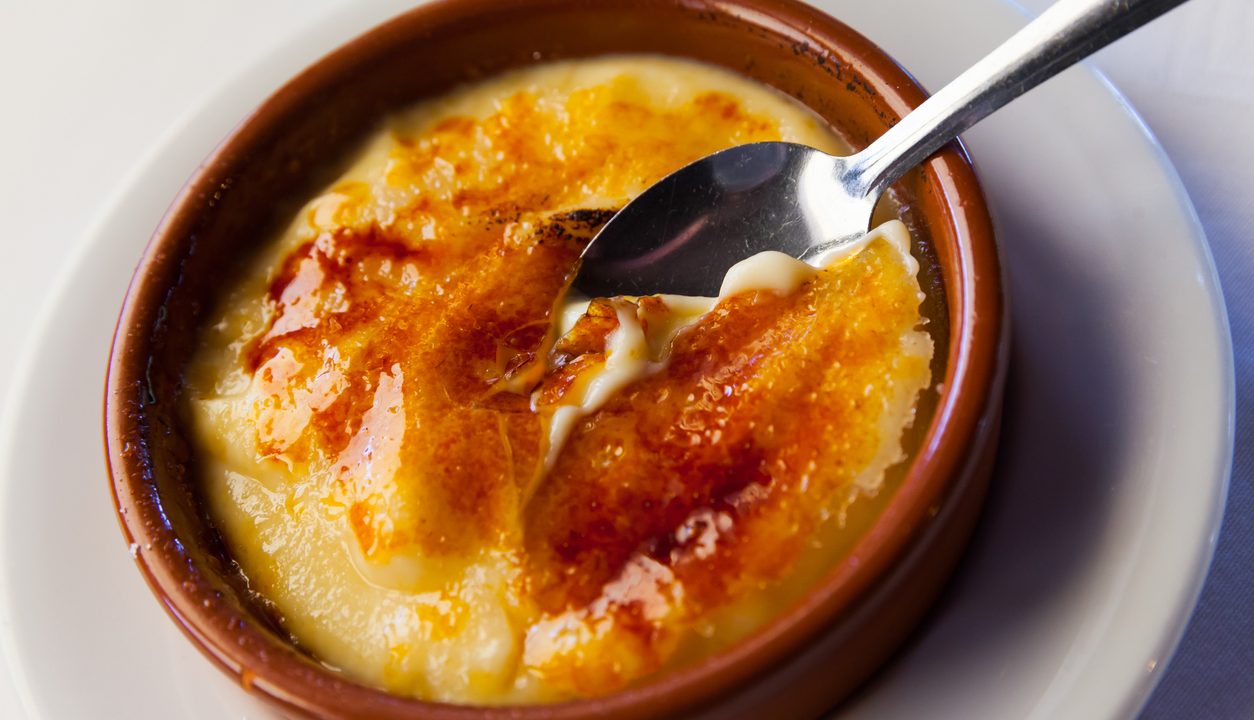 Crema Catalana: Spanischer Dessertklassiker mit knuspriger Karamellkruste