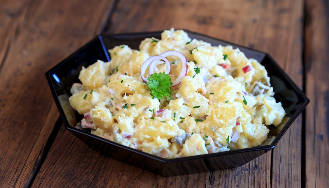 Kartoffelsalat mit Mayonnaise: Hausgemachter Genuss mit Gurken, Eiern und Kräutern