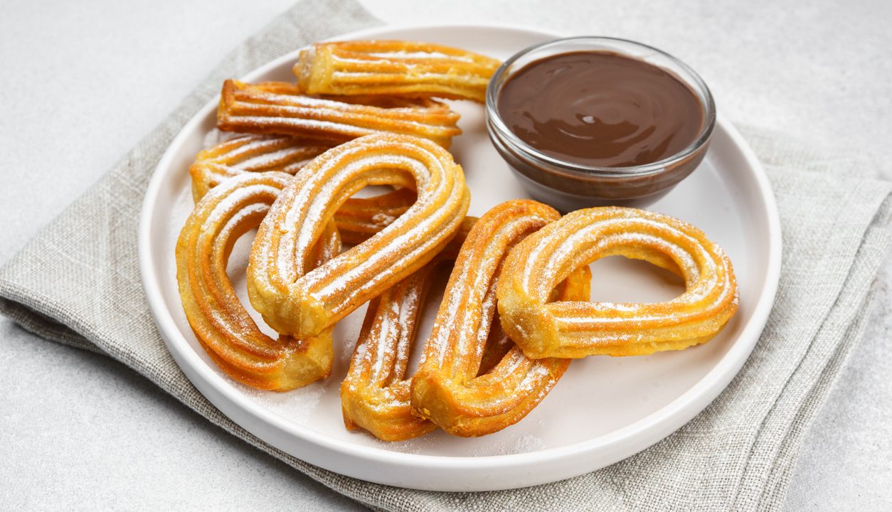 Churros mit Schokosauce – Knusprig außen, weich innen und herrlich schokoladig