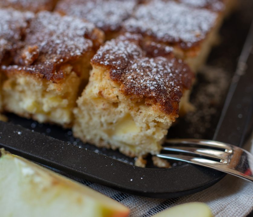 Apfel-Zimt Kuchen vom Blech – Saftig, zimtig und perfekt zum Teilen