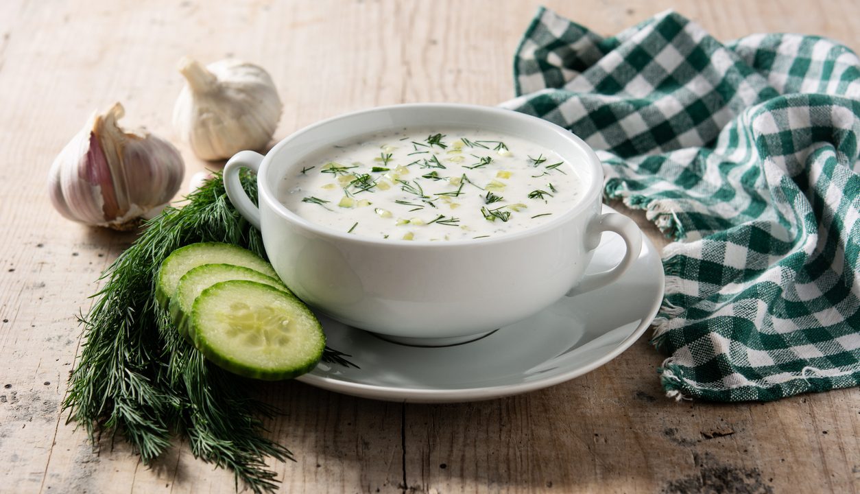 Tarator-Sauermilchsuppe: Erfrischend, cremig und perfekt für warme Tage
