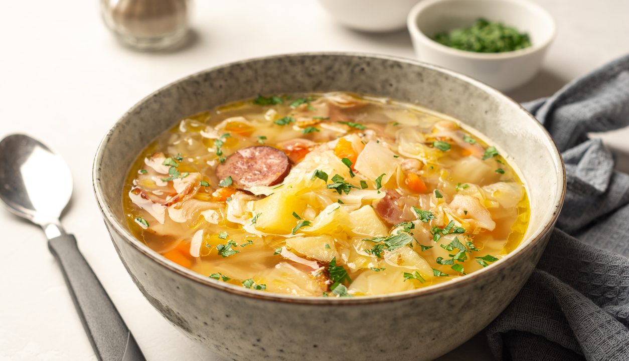 Kapuśniak: Die polnische Sauerkrautsuppe, die dich sofort warm macht