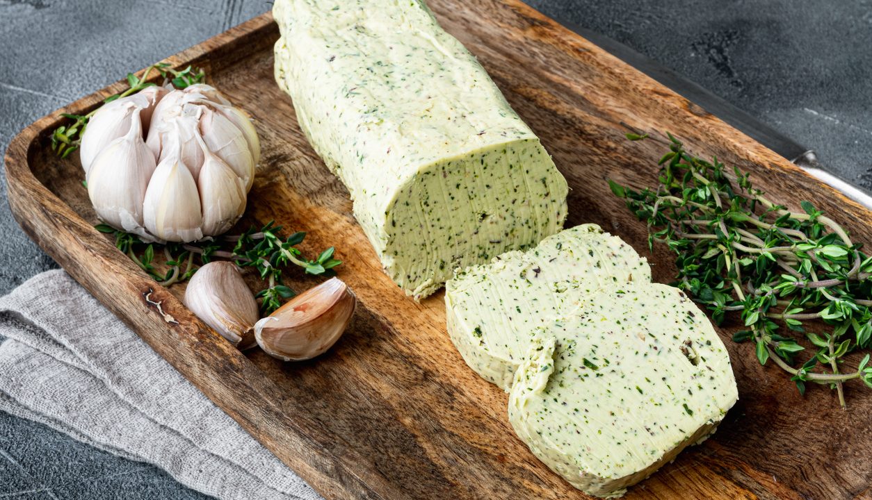 Knoblauchbutter mit Kräutern – so wird sie besonders frisch und aromatisch