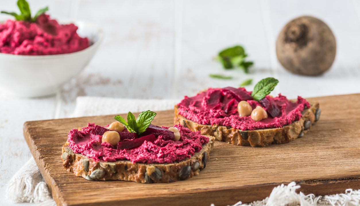 Rote-Bete-Hummus in 10 Minuten: Das ist der Trick für die perfekte Cremigkeit