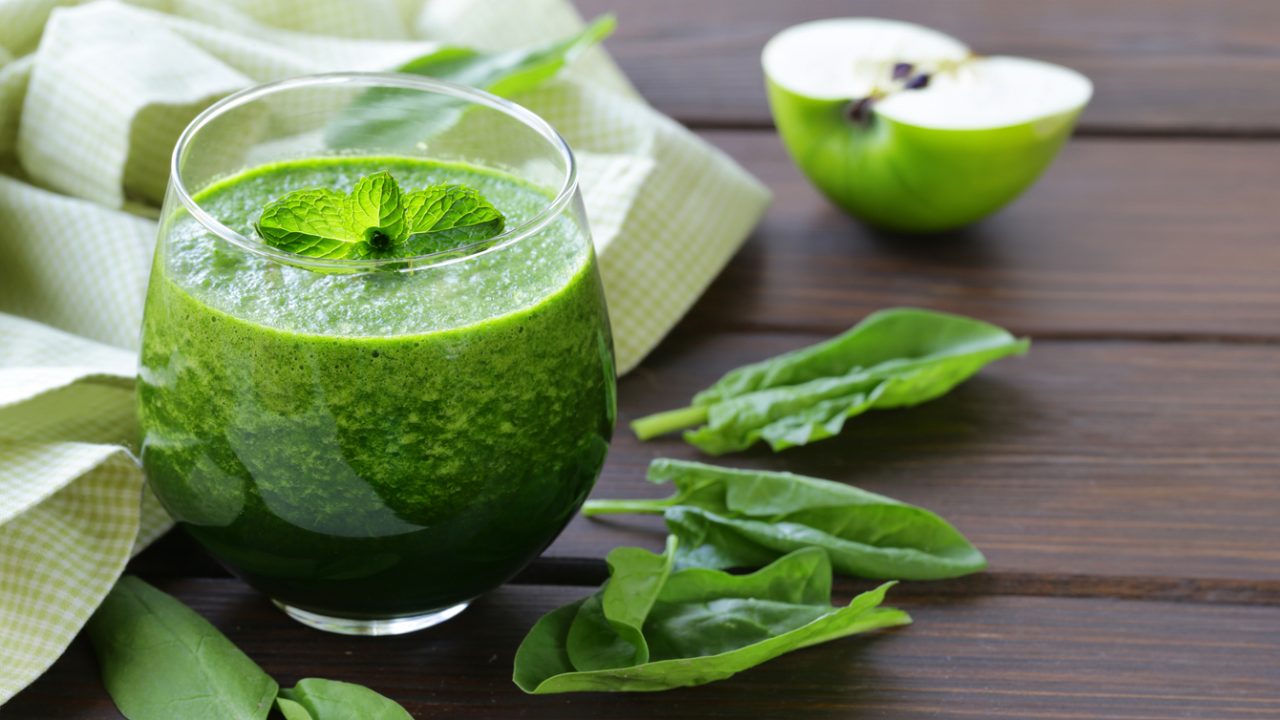 Apfel-Spinat-Smoothie: Frisch, fruchtig und in wenigen Minuten gemixt