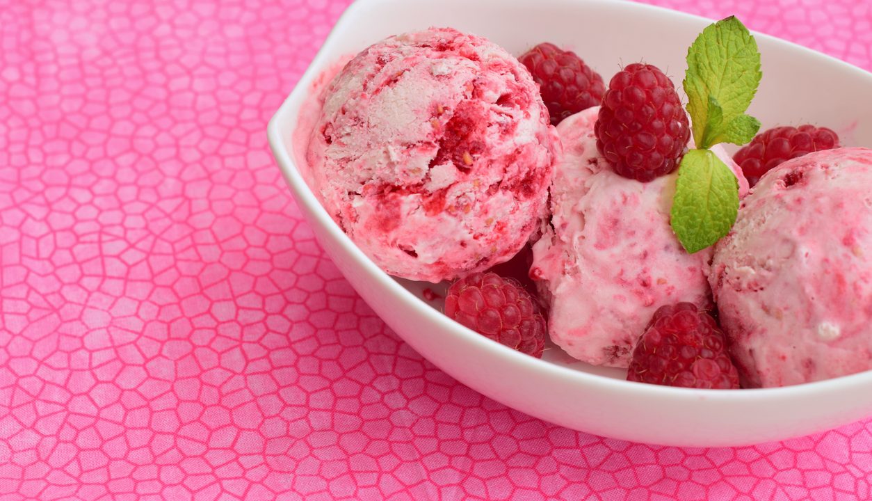 Selbstgemachtes Himbeereis – fruchtig, cremig, unwiderstehlich