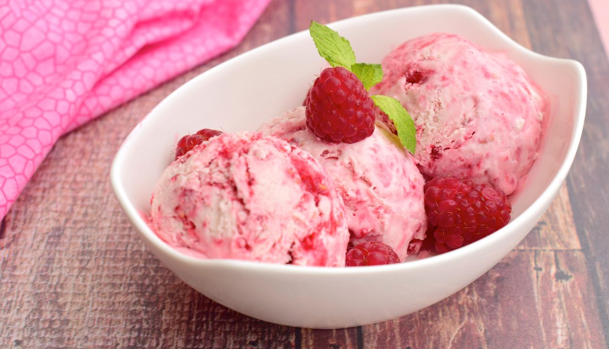 Himbeereis: Mit frischen Himbeeren besonders aromatisch und farbenfroh
