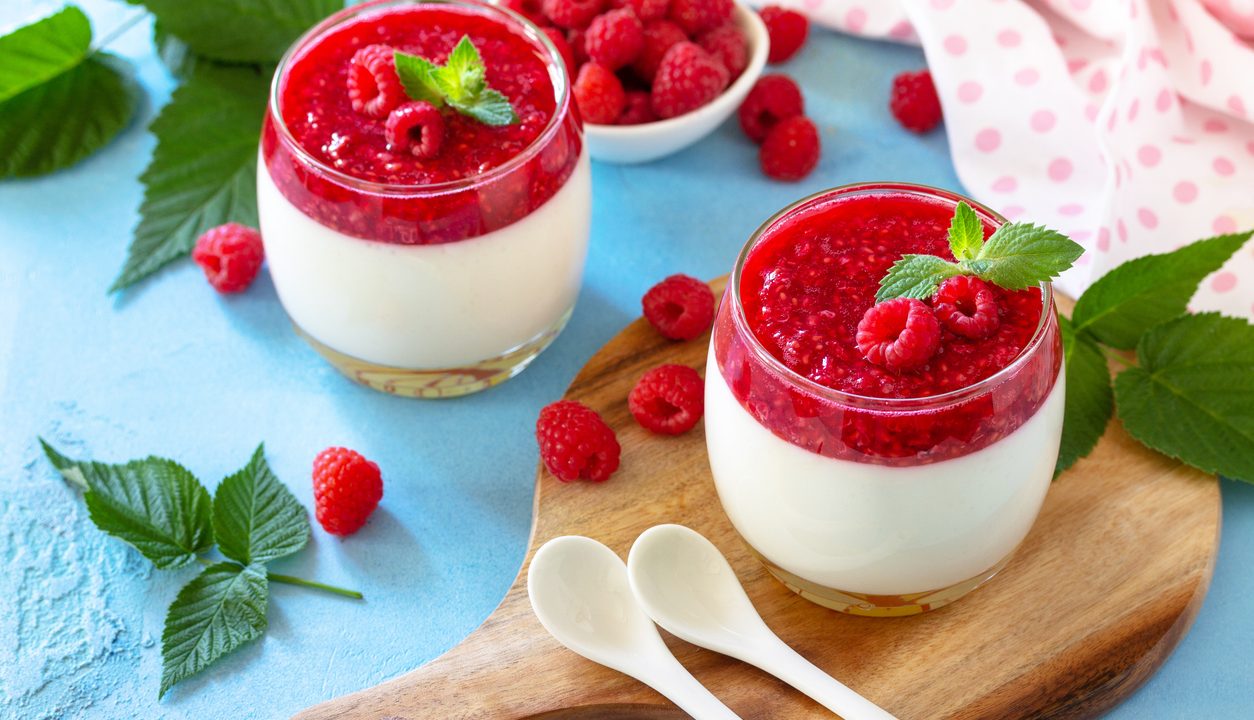 Himbeer-Panna-Cotta: Der cremige Dessert-Traum mit fruchtigem Spiegel