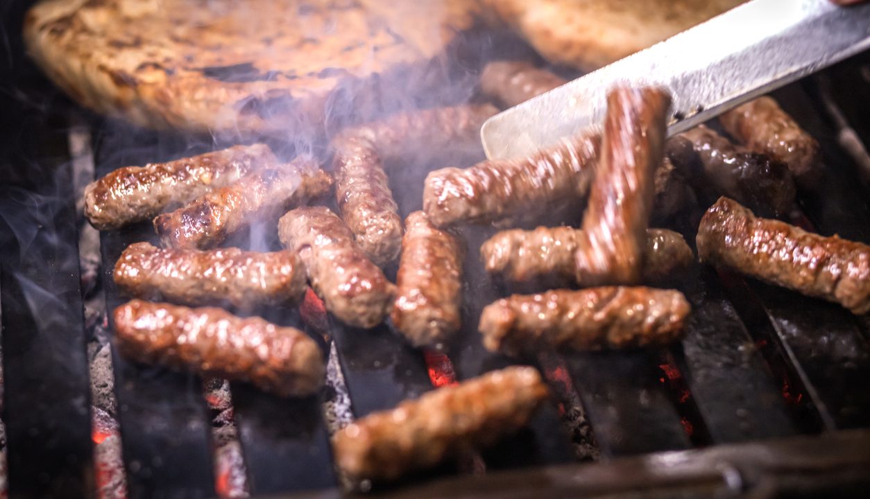 Cevapcici: Würzige Hackfleischröllchen mit kräftigem Grillaroma