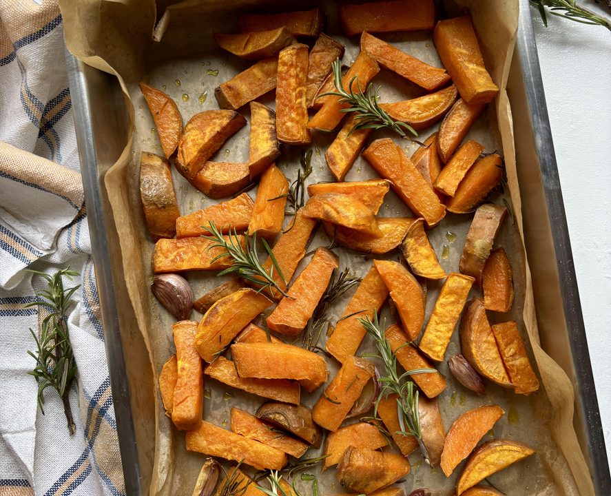 Gebackene Süßkartoffelpommes mit Rosmarin und Knoblauch: Knusprig, würzig und voller Aroma