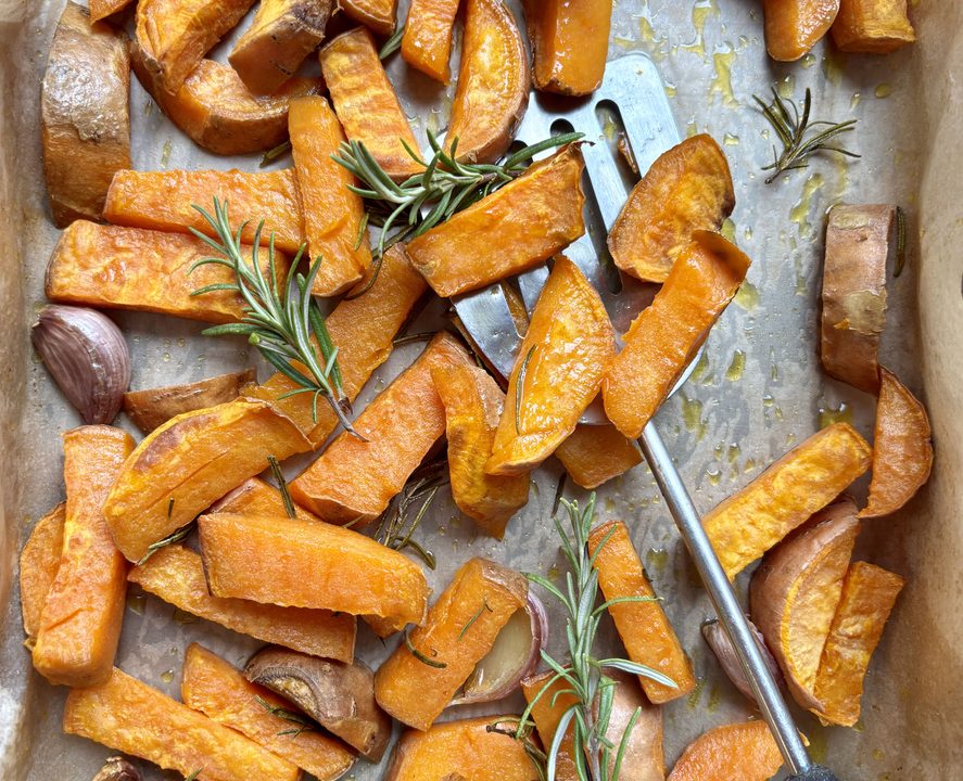 Gebackene Süßkartoffeln mit Rosmarin und Knoblauch: Der goldene Genuss vom Blech