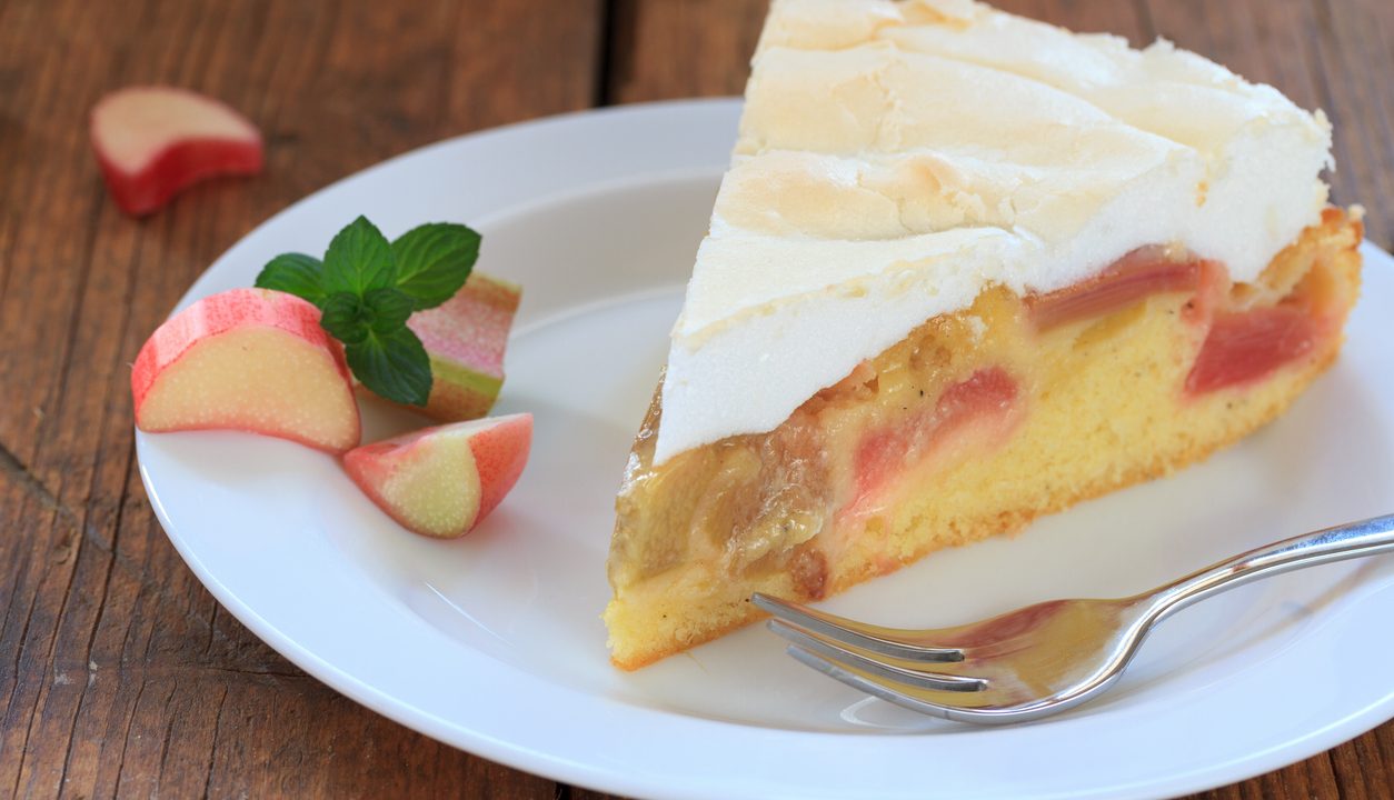 Rhabarber-Baiserkuchen: Das perfekte Zusammenspiel von fruchtiger Säure und süßer Leichtigkeit