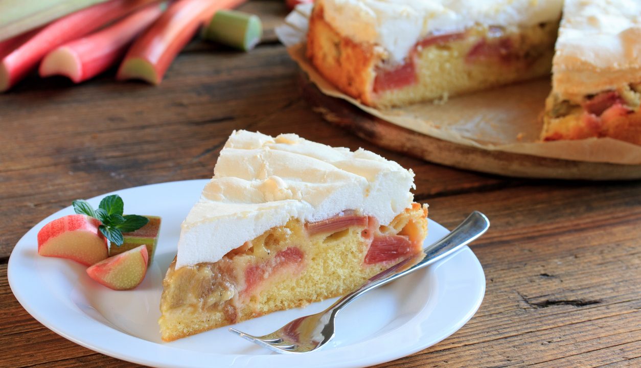 Rhabarber-Baiserkuchen: Fruchtig-säuerlich mit süßer, luftiger Baiserhaube
