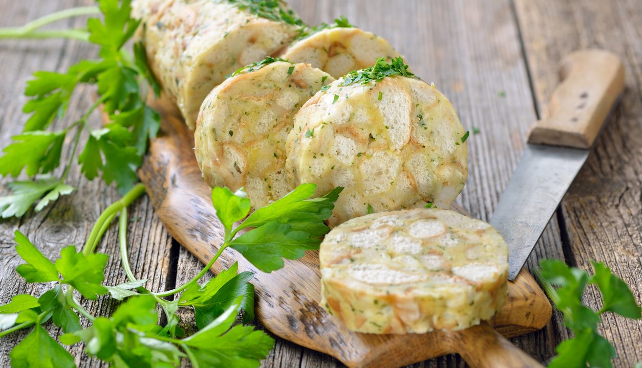 Semmelknödel: So werden sie wunderbar fluffig und bleiben trotzdem formstabil