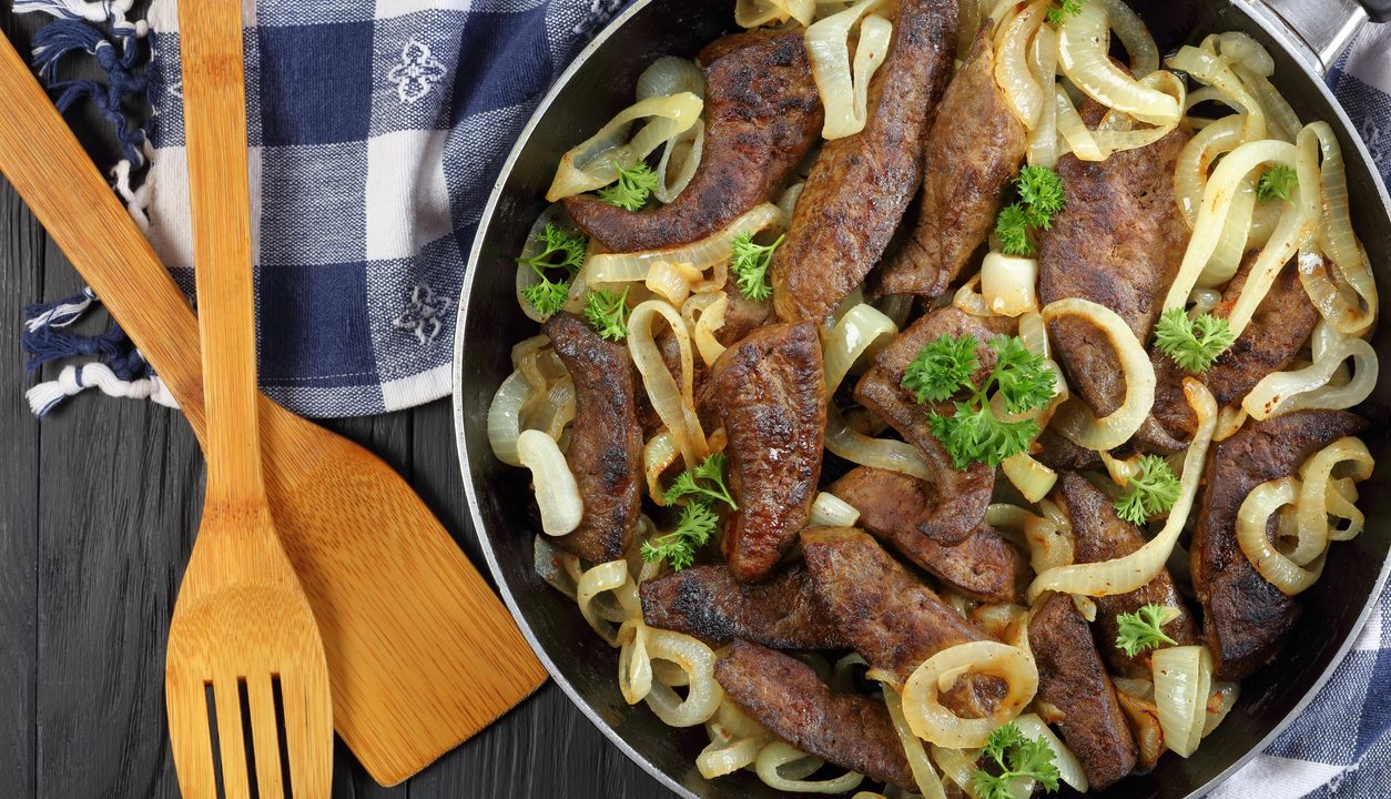 Gebratene Kalbsleber mit Zwiebelringen: Zart, aromatisch und schnell gemacht
