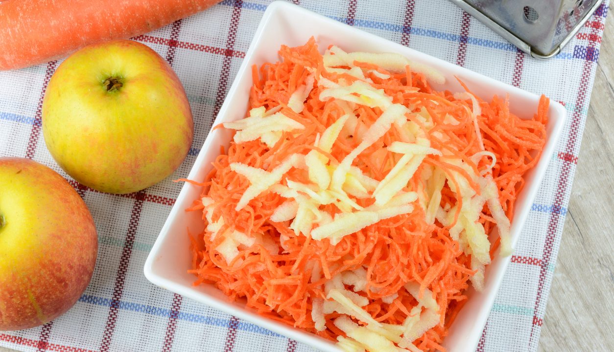 Karotten-Apfelsalat: Frisch, knackig und in 10 Minuten fertig