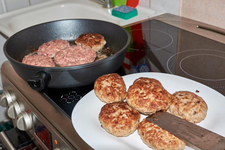 Selbstgemachte Frikadellen: Dieses einfache Rezept schmeckt außen knusprig und innen herrlich saftig