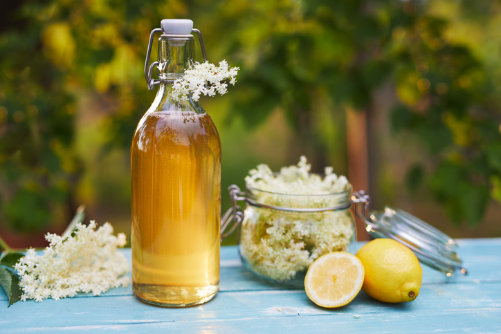 Dieses Rezept für Holunderblütensirup bringt den Frühsommer ins Glas