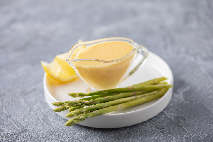 Sauce Hollandaise selber machen – So gelingt sie cremig und fein