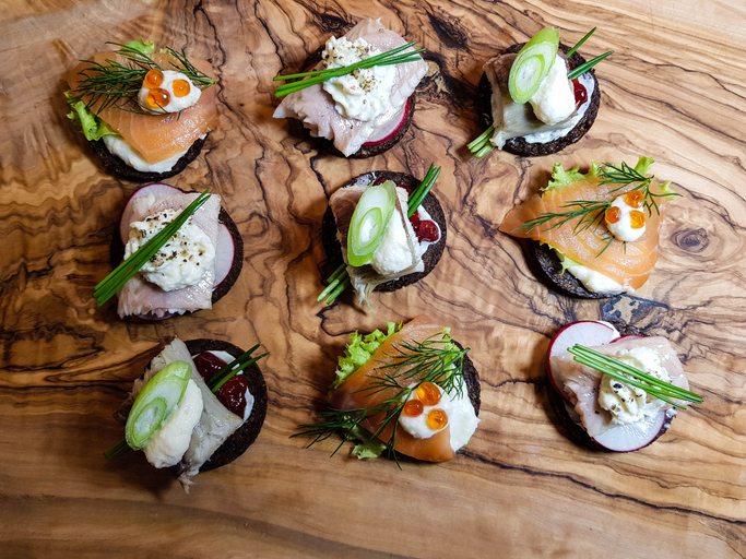Der Hingucker fürs Buffet: Fisch-Schnittchen mit frischen Toppings