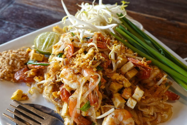 Pad Thai mit Reisnudeln, Erdnüssen und frischer Limette