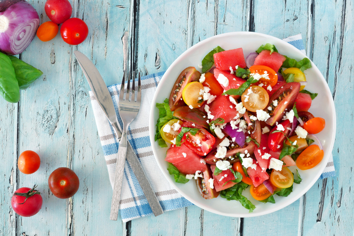 Wassermelonen-Tomaten-Salat mit Feta, Basilikum und Sommer-Dressing