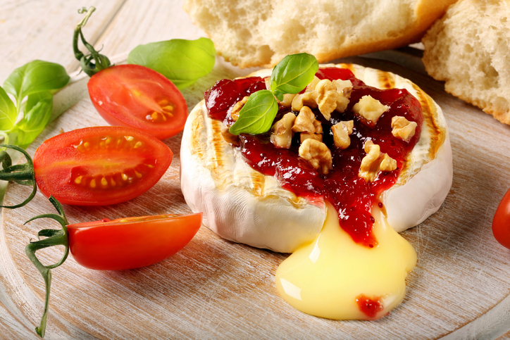 Überbackener Camembert mit Preiselbeeren: cremig, würzig und schnell gemacht