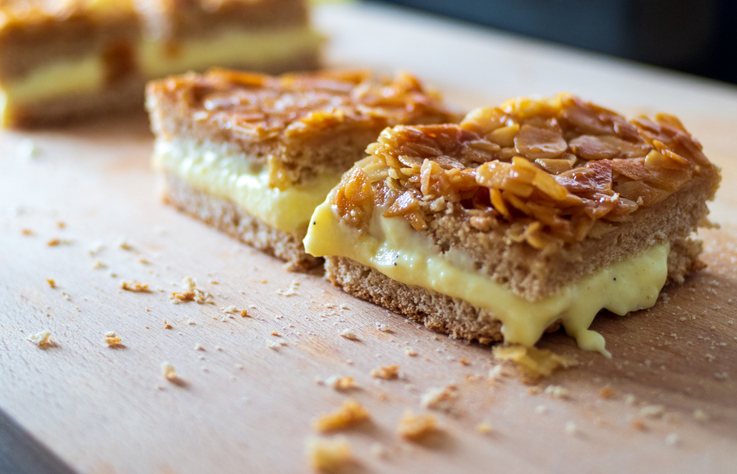 Bienenstich: Luftiger Hefekuchen mit cremiger Füllung und knuspriger Mandeldecke