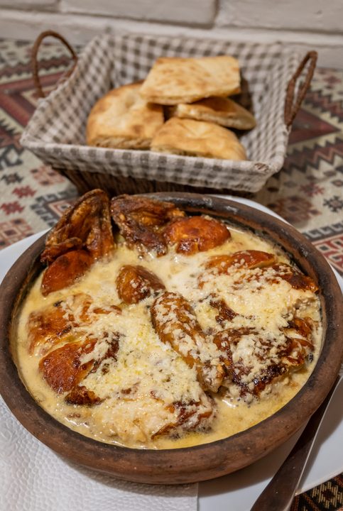 Shkmeruli: Georgisches Knoblauchhähnchen in cremiger Sauce