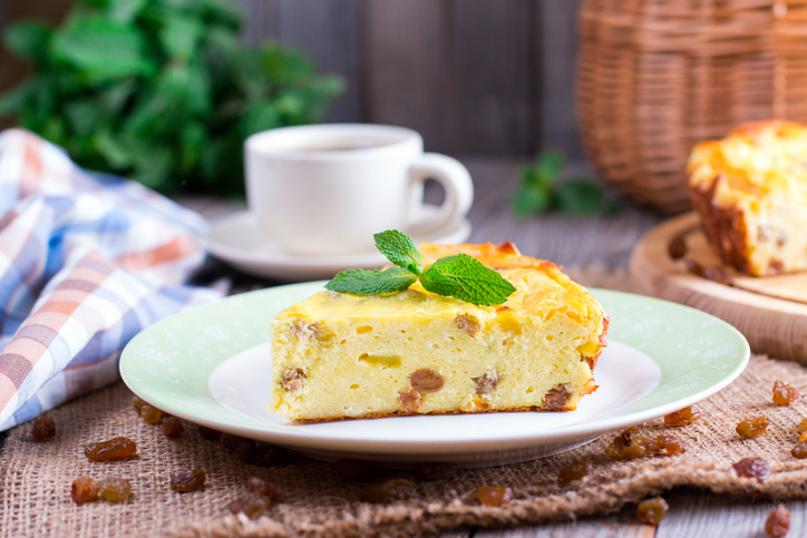 Käsekuchen mit Rosinen: Luftig, cremig und herrlich traditionell