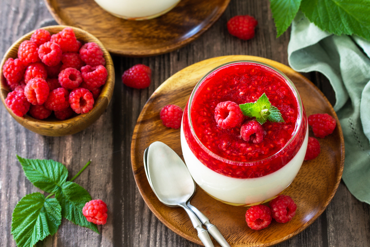 Himbeer-Panna-Cotta: Cremiges Dessert mit fruchtig-säuerlicher Himbeernote