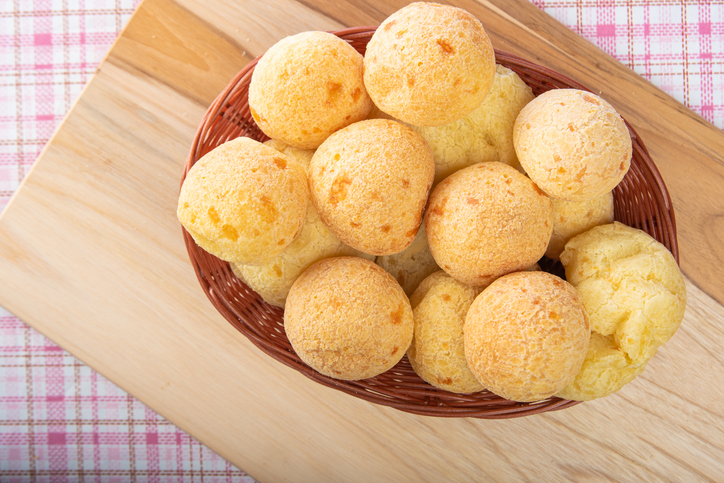 Pão de Queijo: Kleine Käsebällchen mit unwiderstehlich luftigem Inneren