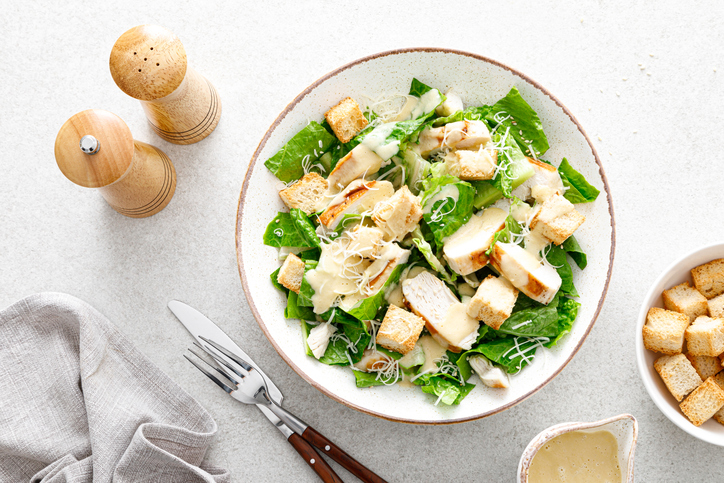 Caesar Salad: Knackiger Klassiker mit cremigem Dressing und Parmesan