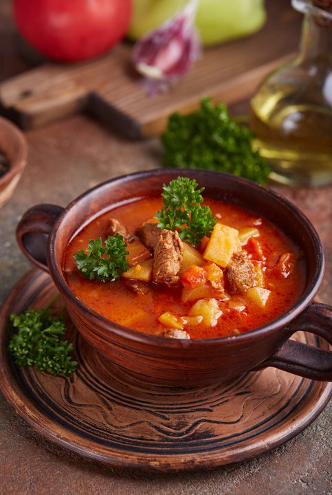 Gulaschsuppe mit Paprika und Kartoffeln – einfach, lecker und schön sämig