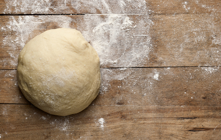 Pizzateig: Das einfache Grundrezept für knusprigen Boden und luftigen Rand
