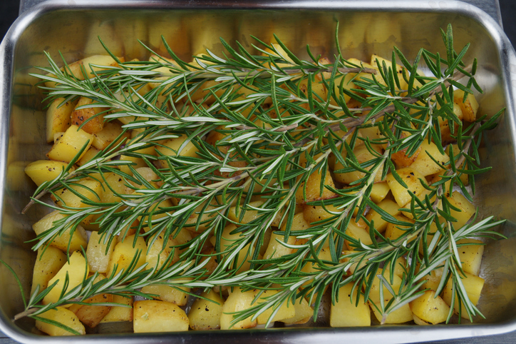 Rosmarinkartoffeln: Knusprige Ofenkartoffeln mit mediterranem Kräuterduft
