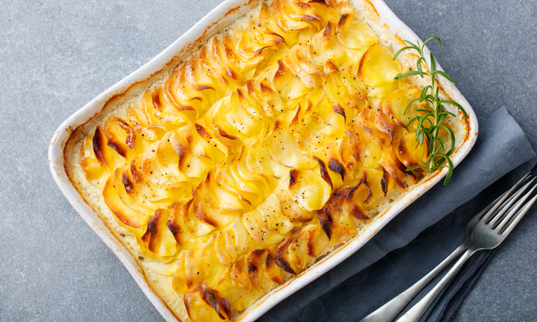 Kartoffel-Gratin: Zarte Kartoffelscheiben in würziger Sahnesoße